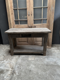 Oud vergrijsd houten bureau ladekast ladekastje sidetable sideboard wandtafel kast kastje landelijk stoer met onderblad
