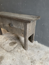 Stoere oude vergrijsd houten sidetable tafel met deurtje wastafelmeubel landelijk