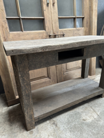 Oud vergrijsd houten bureau ladekast ladekastje sidetable sideboard wandtafel kast kastje landelijk stoer met onderblad