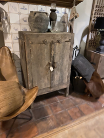 Stoere oude vergrijsd doorleefd houten truckwood kast kastje klos aura Peeperkorn hal klosje dressoir houten oud hout commode landelijk stoer robuust 2 deurtjes aura Peeperkorn klos klosje