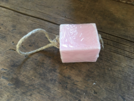 Groot blok zeep aan jute koord naturel rose roze touw