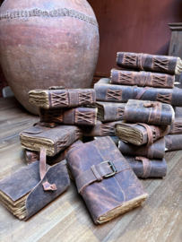 HOFFZ. Notitieboekje S met gesp bruin brown grey grijs  taupe geruwd leren kaft klein