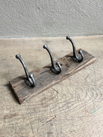 Railway oude vergrijsd houten kapstok oud hout stoer landelijk plank grof nerf wandhaken wandkapstok industrieel
