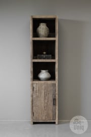 Stoere hoge smalle oude vergrijsd houten kast met deur deurtje linksdraaiend railway truckwood keukenkast landelijk robuust boekenkast 200 x 50 x D36 cm schap handdoeken badkamer keuken rek grof stoer hout