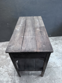 Vergrijsd houten tafel sidetable werkbank legplanken keukenblok kookeiland keukeneiland landelijk stoer wastafel wastafelmeubel commode dressoir sidetable keukenelement badkamer toilet wandmeubel landelijk stoer  uniek