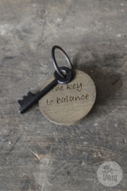 Decoratie sleutel sleutelbos met oud vergrijsd houten hanger tekst the key to balance landelijk stoer kado