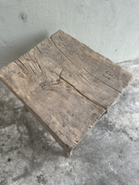 Oude vergrijsd doorleefd houten bijzettafel kruk elmwood nr 2 landelijk stoer krukje salontafel tafeltje grof robuust nerf