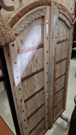 Stoere vergrijsd houten oude deur poort Luik op voet  standaard staand scherm kamerscherm Roomdivider  landelijk stoer industrieel urban