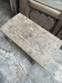 Oud vergrijsd doorleefd houten tafel tafeltje bijzettafel bijzettafeltje Salontafel landelijk stoer