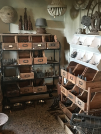 Stoere oud houten bak gruttersbak schap box la lade schuifbak schuifla tijdschriftenbak ordner landelijk stoer robuust industrieel  hout