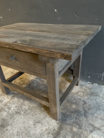 vergrijsd oud houten bijzettafeltje ladekastje ladekastjes kastjes tafel tafeltje halkastje landelijk bijzettafel bijzettafeltje