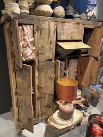 Echte unieke houten grutterskast vakkenkast dichte kast met deurtjes oud beslag 166 x 150 x 43 cm landelijk vintage industrieel