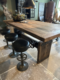 Stoere zware industriele houten tafel bar werktafel eettafel in hoogte verstelbare bartafel countertafel landelijk vintage met metalen wiel en details 220 x 100 cm