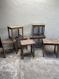 Oud vergrijsd houten tafel tafeltje tafeltjes  bijzettafeltje salontafel kindertafeltje school euro bureau landelijk stoer vintage