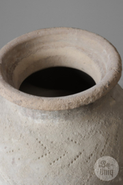 Prachtige unieke grote stenen kruik Tibet vaas pot licht beige landelijk stoer 69 cm hoog