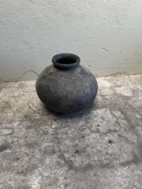 Prachtige vergrijsd antieke claypot Nepal kruik stenen vaas pot landelijk stoer sober vintage 39 x 40 cm