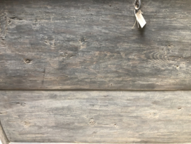 Prachtige hele grote hoge oude vergrijsd houten unieke Himalaya Hymalaya Sidetable dressoir wandmeubel  kist Aura Peeperkorn dekenkist kast sidetable stoer landelijk industrieel grijs