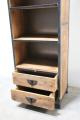Hoge smalle boekenkast metalen frame houten planken industrieel stoer vintage landelijk