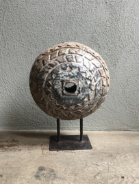 Uniek groot houten wiel tandwiel katrol spoel ornament bewerkt  (molensteen grinder)  eye-catcher industrieel stoer landelijk vintage ornament op statief, zeer indrukwekkend