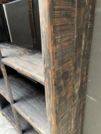 Prachtige grote zwart/bruin vergrijsd doorgescheurd houten kast boekenkast vakkenkast wandje winkelkast roomdivider met schappen vakken landelijk industrieel stoer H211 x 120 x 40 cm