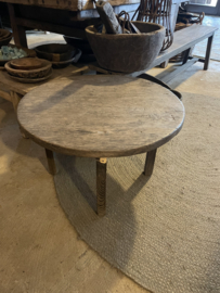 Oud vergrijsd rond houten tafel tafeltje salontafel bijzettafel wijntafeltje landelijk stoer sober