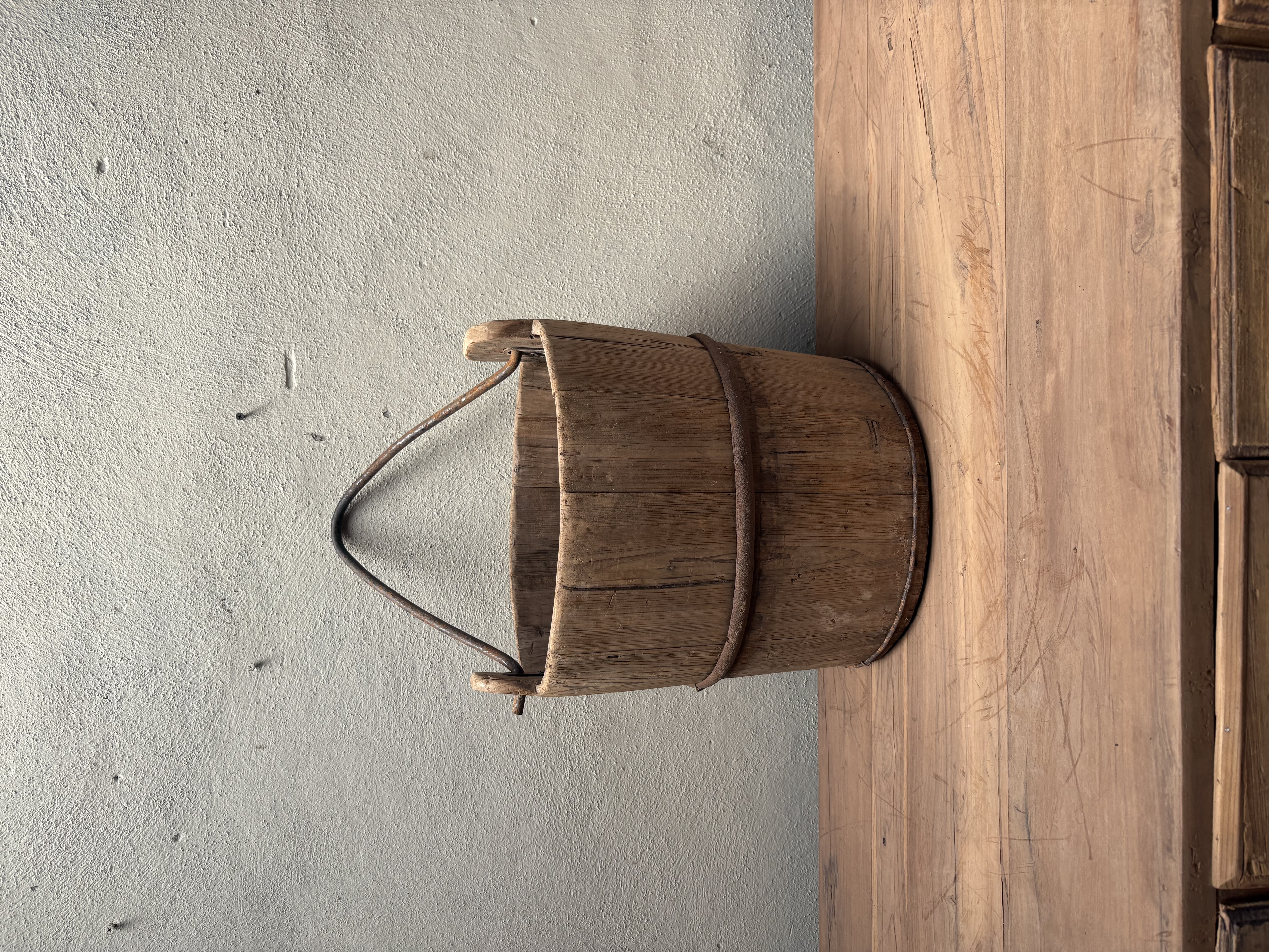 Oude vergrijsd houten emmer emmers vat Ton bak schaal olijfbak landelijk stoer nr 54
