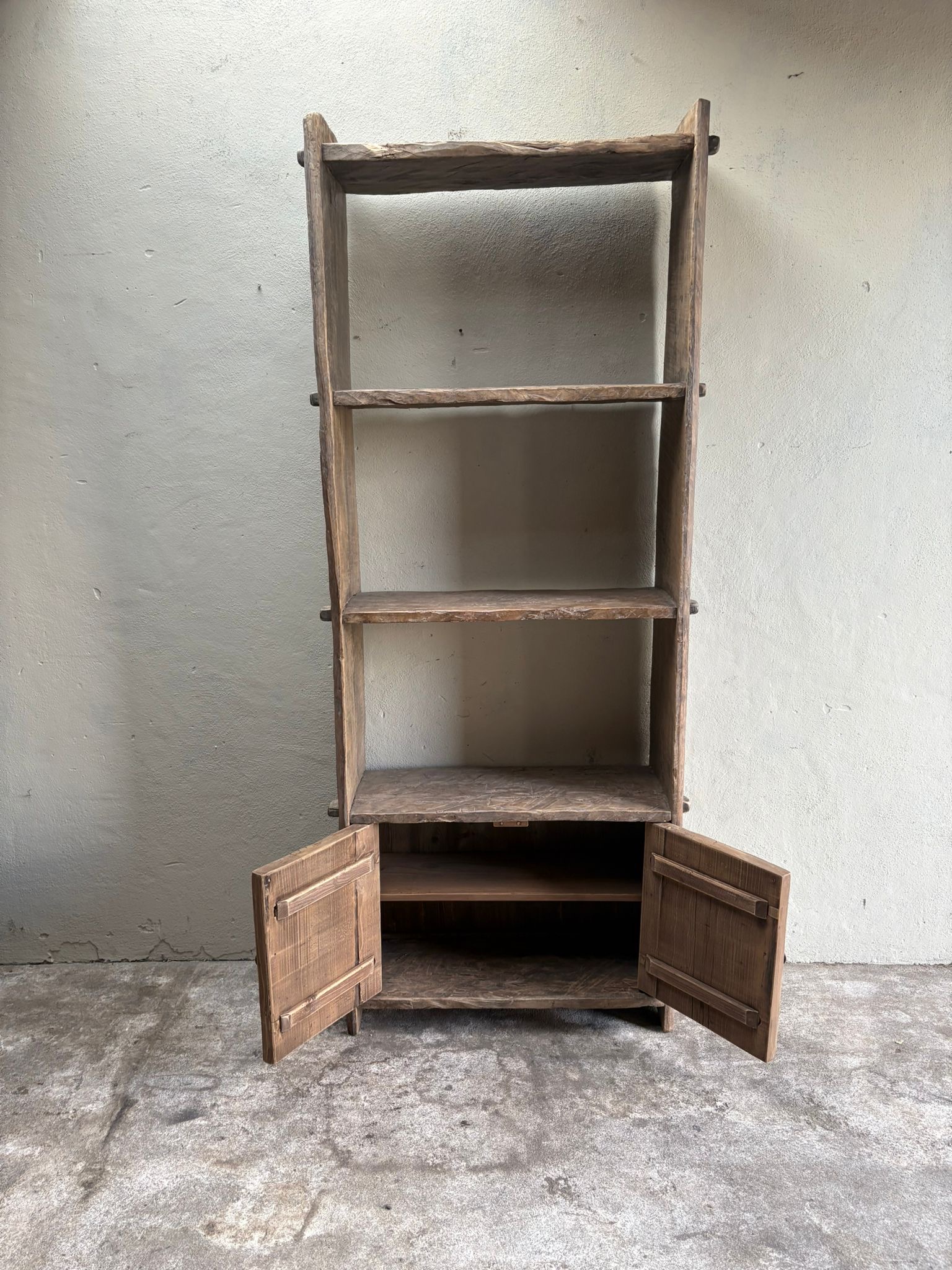 Hele gave oude hoge oud vergrijsd houten kast boekenkast met deurtjes H220 x B85 x 34 cm landelijk stoer