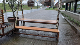 Zeer zware oude robuuste hout picknicktafel oerdegelijk en heel zwaar met metalen boerentafel tafel eettafel landelijk tuintafel met nieuwe eiken planken