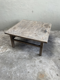 Oude vierkante vergrijsd houten olmwood elmwood salontafel 87 x 84 cm