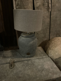 Stoere grijs grijze betonnen lamp Brynxz lampenvoet envelop majestic vintage landelijk stoer
