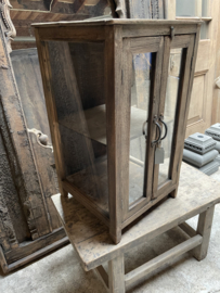 Klein oud doorleefd vergrijsd houten vitrinekastje kastje wandkastje opzet landelijk stoer