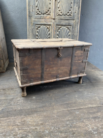Stoere oude vergrijsd houten kist met metalen details beslag klepkist kistje landelijk stoer industrieel