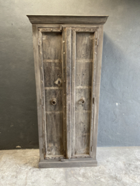 Grote dichte oud vergrijsd houten kast 2 deurs legplanken India robuust antiek doorleefd hout 190 x 85 x 43 cm landelijk industrieel vintage urban metalen beslag oude deuren poort deur kledingkast servieskast linnenkast boekenkast