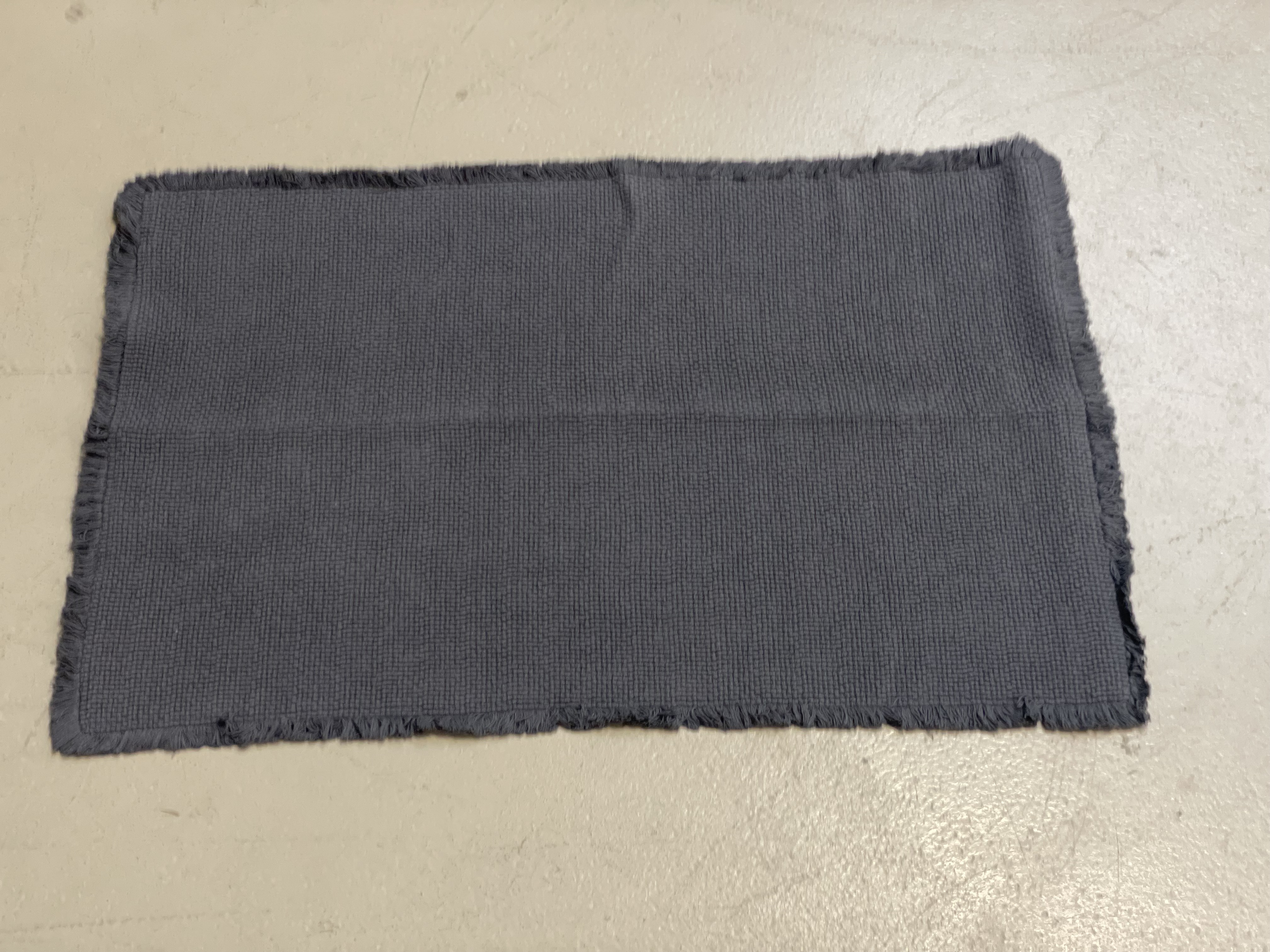 Stoere badmat 80 x 50 cm dark grey donkergrijs antraciet kleed kleedje vloerkleed landelijk stoer sober