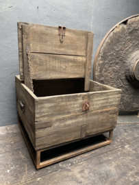 Stoere oude vergrijsd houten kist salontafel bijzettafel dekenkist op metalen voet onderstel landelijk stoer industrieel vintage urban