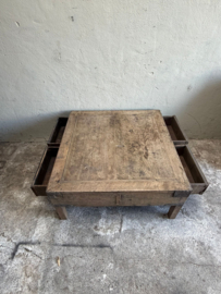 Hele bijzondere unieke oude vergrijsd houten salontafel vierkant met 4 lades landelijk stoer hout met metalen details 89 x 88 x H42 cm