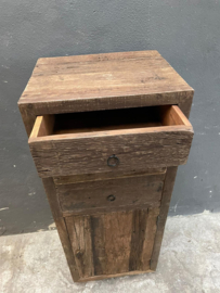 Stoer oud vergrijsd houten ladekast kast 50 x 40 x H130 cm kastje met lades en deurtje smal hoog model landelijk stoer industrieel Railway truckwood