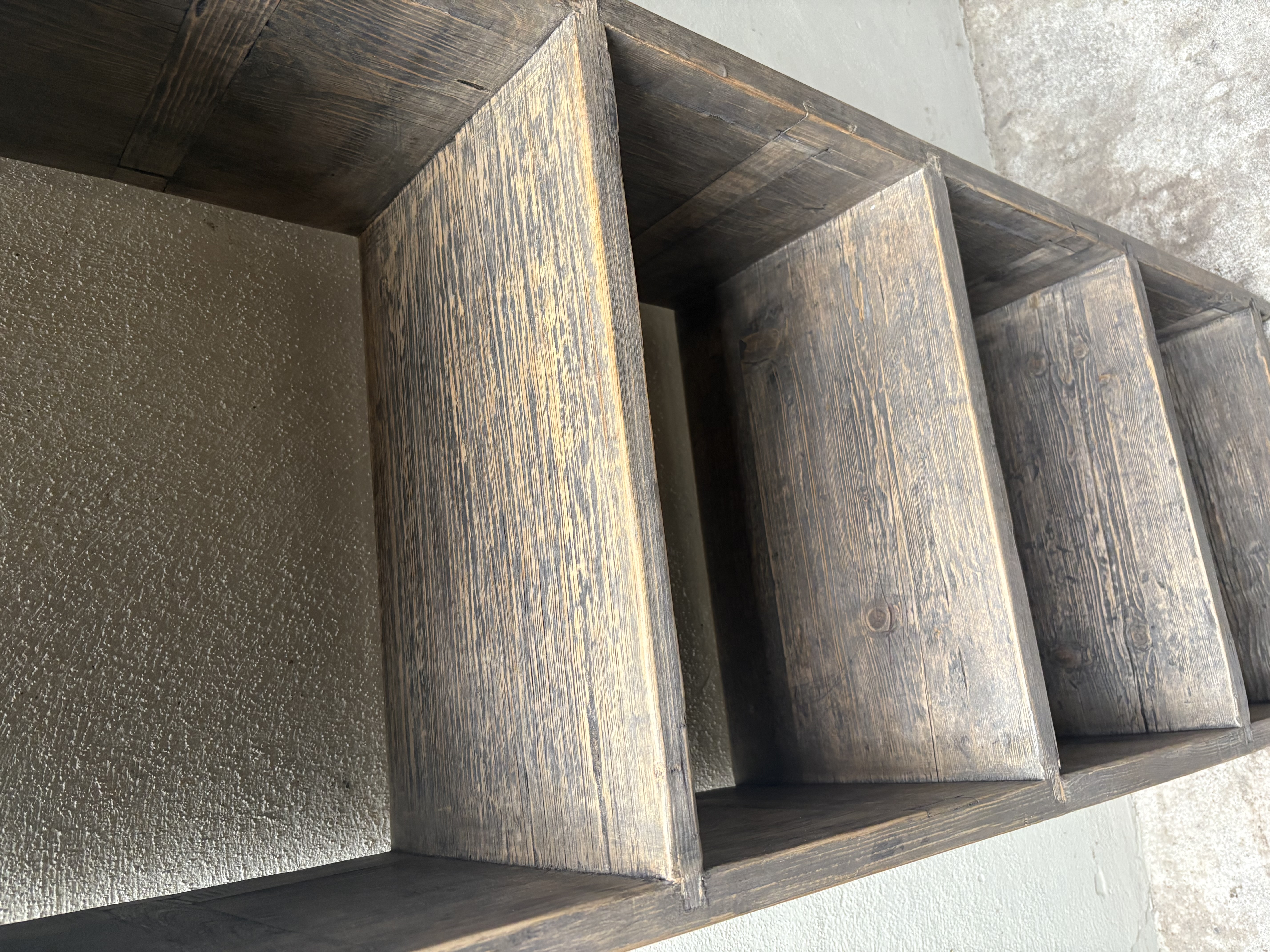 Stoer oud houten hout kast kastje schap rek vakken vakkenkast handdoeken schoenen rek schap industrieel landelijk vintage