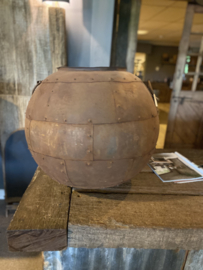 Grote metalen kruik pot vaas ketel landelijk stoer studs groot industrieel metaal bak oud bruin