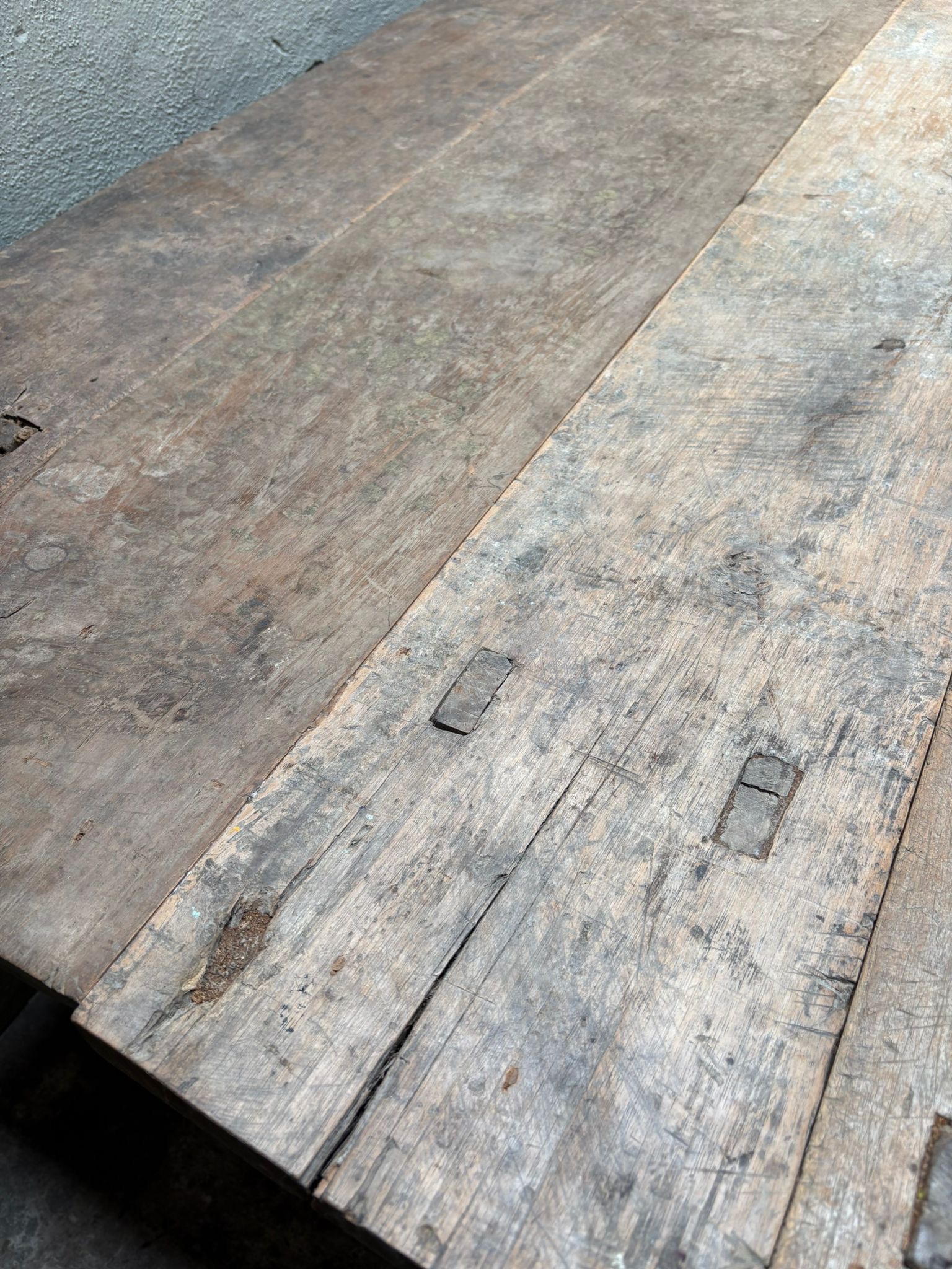Oude vergrijsd houten tafel eettafel met 2 grote lades blokpoten boerentafel kloostertafel Hoffz  werkbank buro bureau werkbank landelijk stoer 201 x 99 cm uniek grof nerf