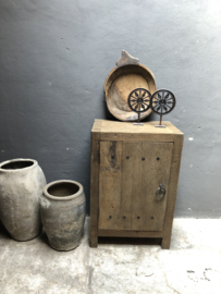 Oud stoer houten kastje kast dressoir 1 deurs deur deurtje 60cm landelijk oud beslag ringen industrieel wastafelmeubel