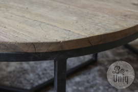 Set van 2 vergrijsd houten metalen tafels tafeltjes tafel tafeltje rond 75 - 60  cm ronde bijzettafel salontafel bijzettafeltje railway hout landelijk industrieel vintage hout metaal