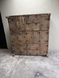 Hele gave grote unieke oude houten kast 151  x 65 x H169  cm Roomdivider kamerscherm grutterskast vakkenkast winkelkast sorteerkast postkast schoenenrek tafel salontafel  stoer landelijk industrieel vintage grijs bruin schoenenkast sorteer kast