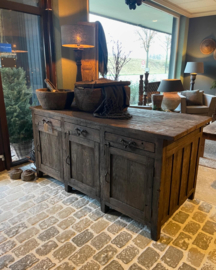 Heel gaaf oud stoer doorleefd houten kookeiland keukeneiland keukenblok kast dressoir landelijk vintage industrieel werkbank