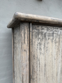 Prachtige grote vergrijsd houten 2deurs dichte kast linnenkast keukenkast boekenkast archief ordners landelijk sober