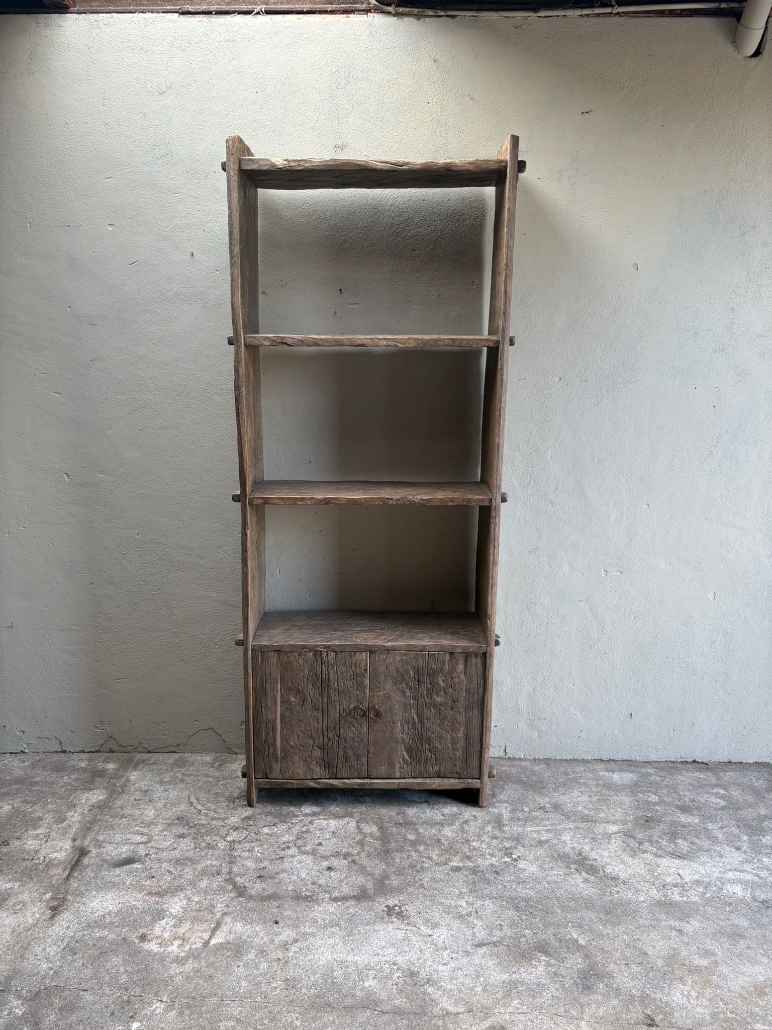 Hele gave oude hoge oud vergrijsd houten kast boekenkast met deurtjes H220 x B85 x 34 cm landelijk stoer