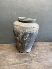 grote oude stenen kruik pot vaas decoratie antiek olijfpot olijfkruik graankruik landelijk eye catcher