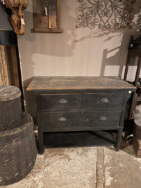 Oud vergrijsd zwart grijs antraciet houten ladekast ladekastje sidetable ladeblok kast landelijk stoer met onderplank