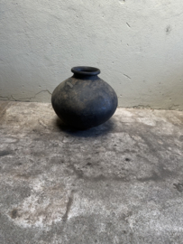 Prachtige vergrijsd antieke claypot Nepal kruik stenen vaas pot landelijk stoer sober vintage 39 x 40 cm