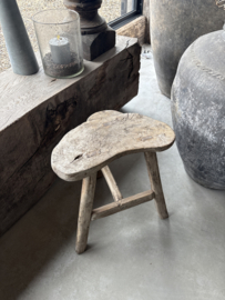 Oud vergrijsd houten kruk krukje zadelkruk melkkruk landelijk stoer tafeltje bijzettafeltje stoer robuust J136